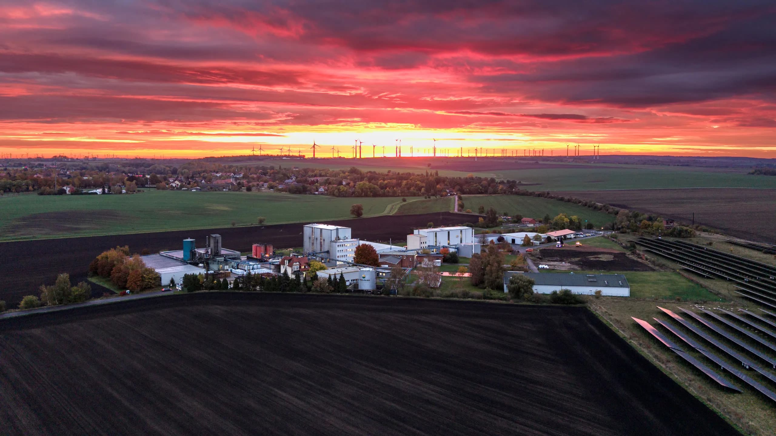 VOELPKER Werk bei Sonnenuntergang – Luftaufnahme der Produktionsanlage in Sachsen-Anhalt