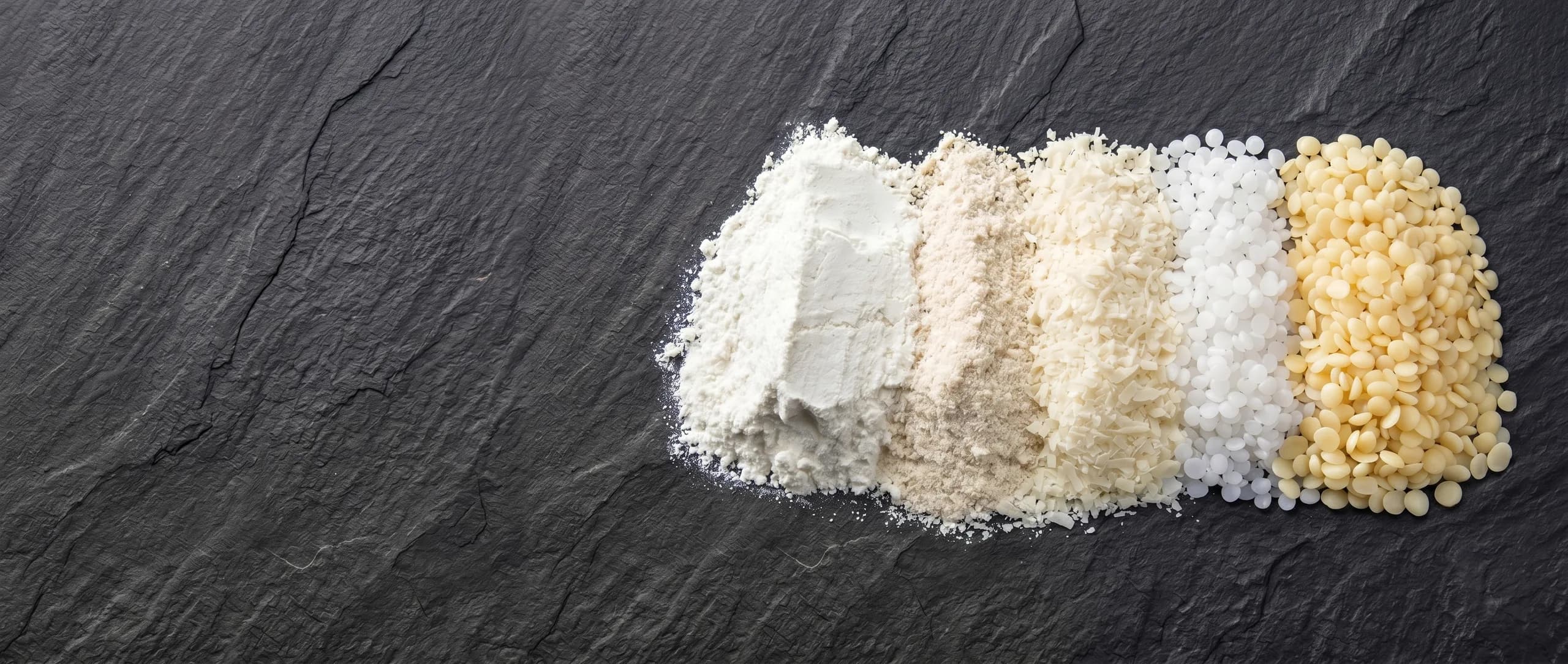 VOELPKER Wachsadditive – Spektrum von Pulver bis Pellet auf Schiefer