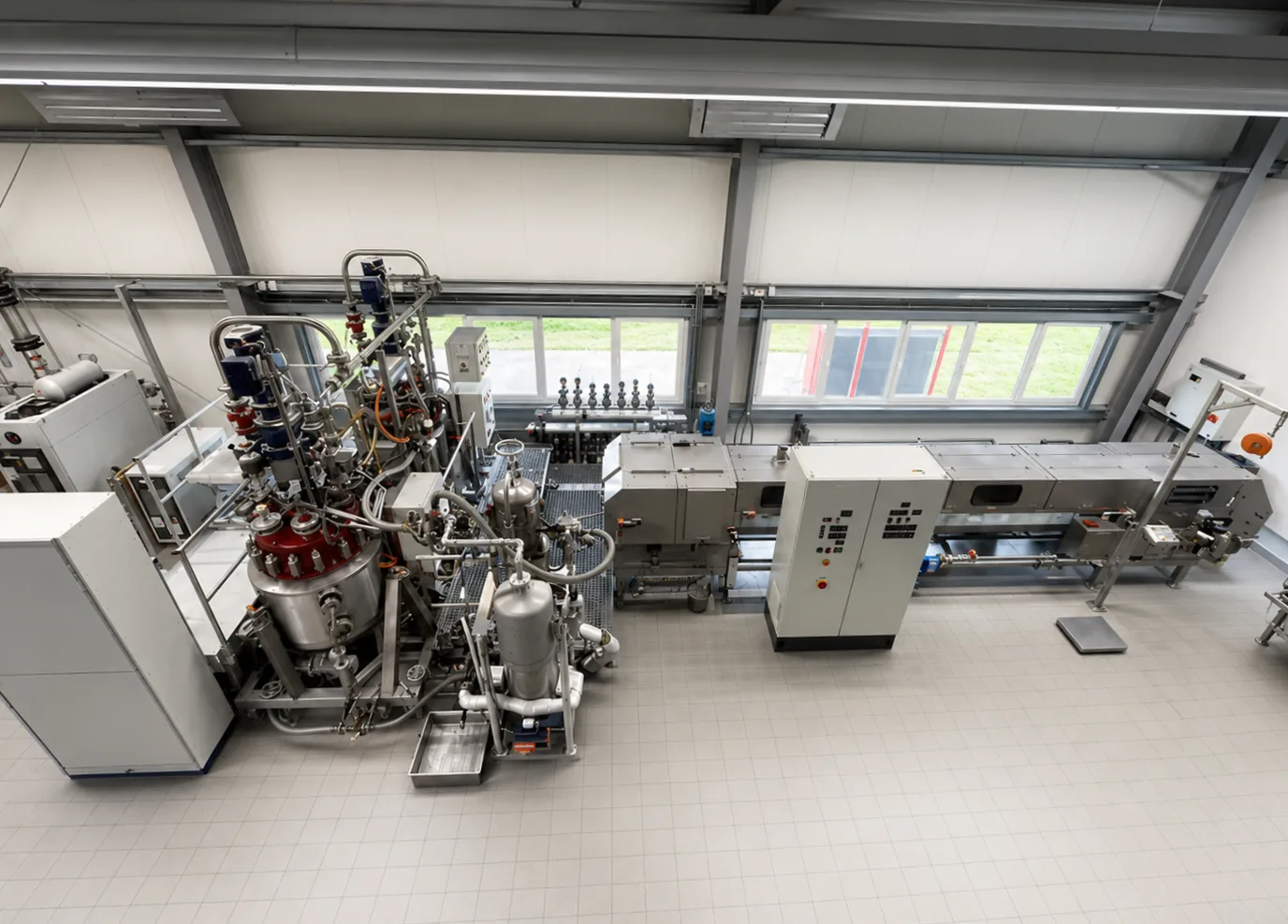 VOELPKER Technikum – Blick von oben auf Reaktoren, Bandanlage und Steuerung